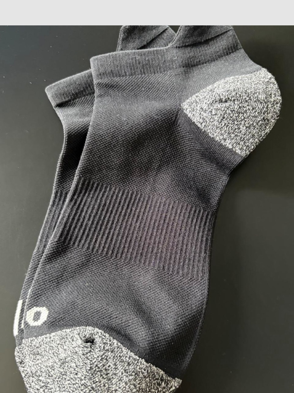 ALO Yoga Men's Low-Cut Athletic Socks - Black with Gray Heel & Toe